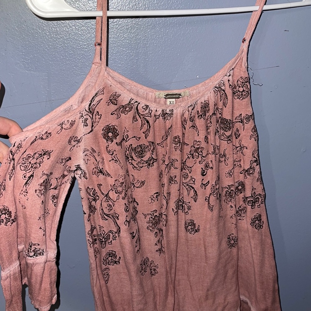 gimmicks cold shoulder top, size xs.